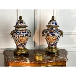 Pair of 19th century covered pots in Imari porcelain, decorated with Bronze. Japan