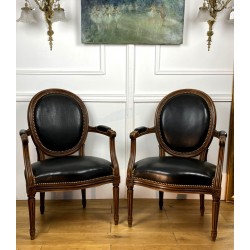 Paire de fauteuils cabriolet en bois et cuir de Style Louis XVI, année 1900