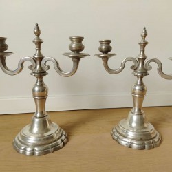 Paire de candélabres en bronze argenté à deux lumières