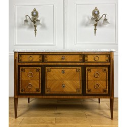 Commode ancienne de style Louis XVI en marqueterie estampilée "FD"