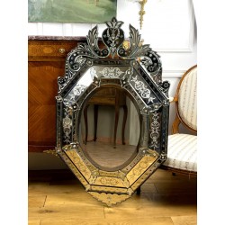 Miroir vénitien à pareclose du début du XXeme en verre biseauté et Gravé
