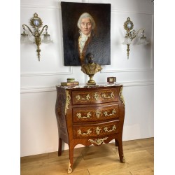 Commode du XIXe de style Louis XV en marqueterie ornée de bronze dessus marbre
