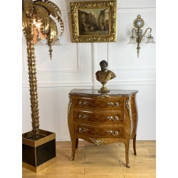Commode galbée de style Louis XV en marqueterie de Bois De Rose / Dessus Marbre