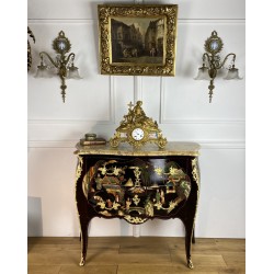 Commode galbée  Epoque Napoléon III en laque de Chine ornée de Bronze doré