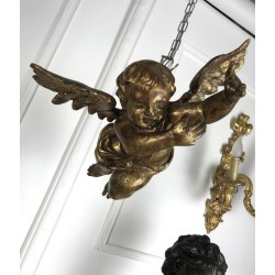 Angelot en terre cuite patinée à la feuille d'or à suspendre. Des années 20